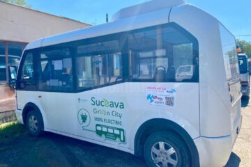 Autobuzele electrice de capacitate mică din dotarea TPL sunt echipate cu folie antimicrobiană, donată de Promoart