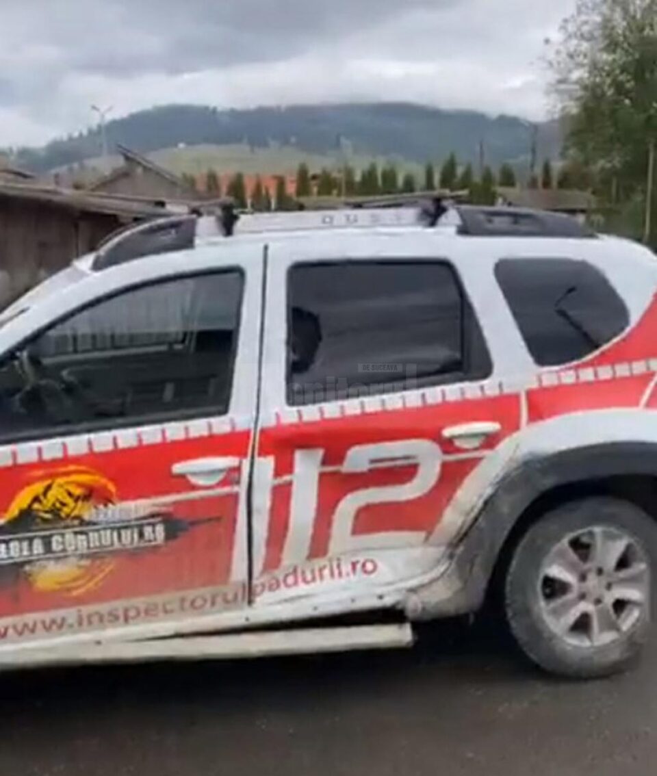 Mașina lui Tiberiu Boșutar, bușită în laterală și cu un geam spart