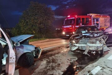 Două mașini s-au ciocnit violent la ieșirea din Suceava spre Plopeni