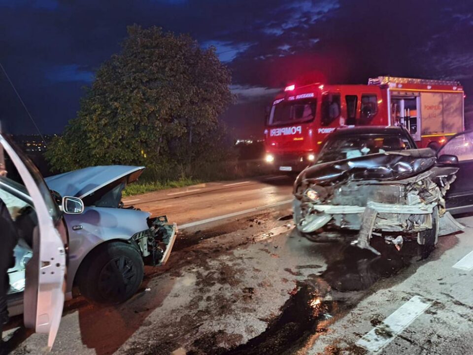 Două mașini s-au ciocnit violent la ieșirea din Suceava spre Plopeni