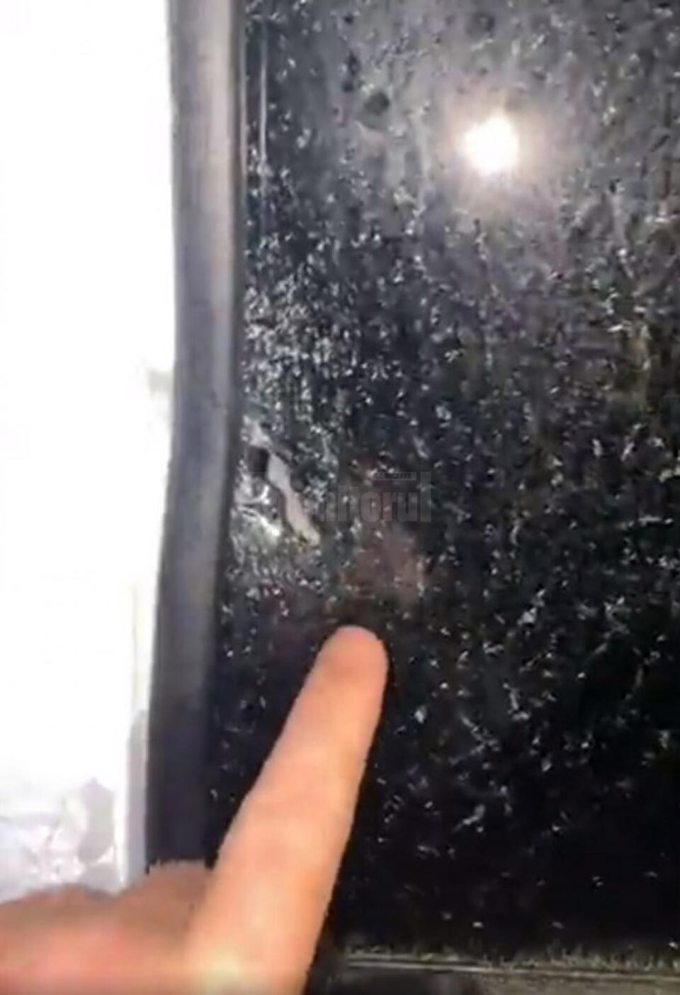 Mașina lui Tiberiu Boșutar, bușită în laterală și cu un geam spart