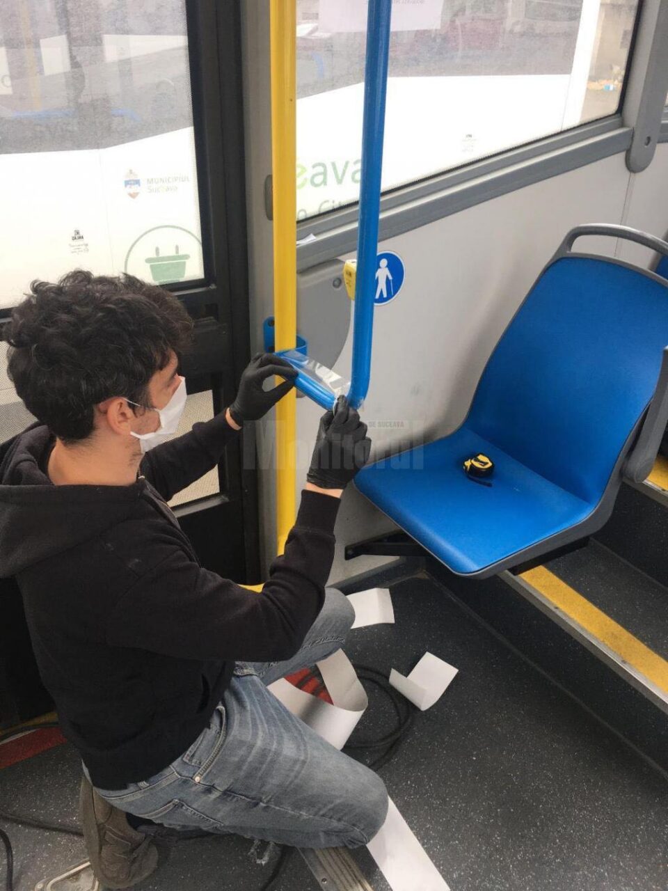 Autobuzele electrice de capacitate mică din dotarea TPL sunt echipate cu folie antimicrobiană, donată de Promoart