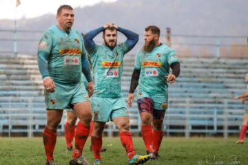 Ștefăniță Rusu, stânga, manager și jucător, în teren, alături de doi dintre colegi, la unul din meciurile din tur