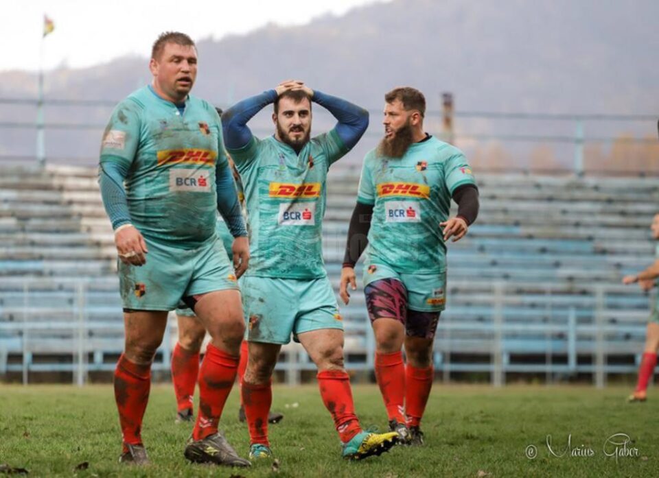 Ștefăniță Rusu, stânga, manager și jucător, în teren, alături de doi dintre colegi, la unul din meciurile din tur