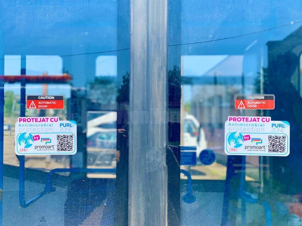 Autobuzele electrice de capacitate mică din dotarea TPL sunt echipate cu folie antimicrobiană, donată de Promoart