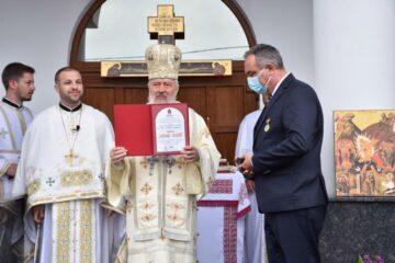 Directorul medical la Spitalului Județean Suceava în perioada militarizată, premiat de Mitropolitul Andrei, la Dej. Foto credit Mitropolia Clujului Darius Echim