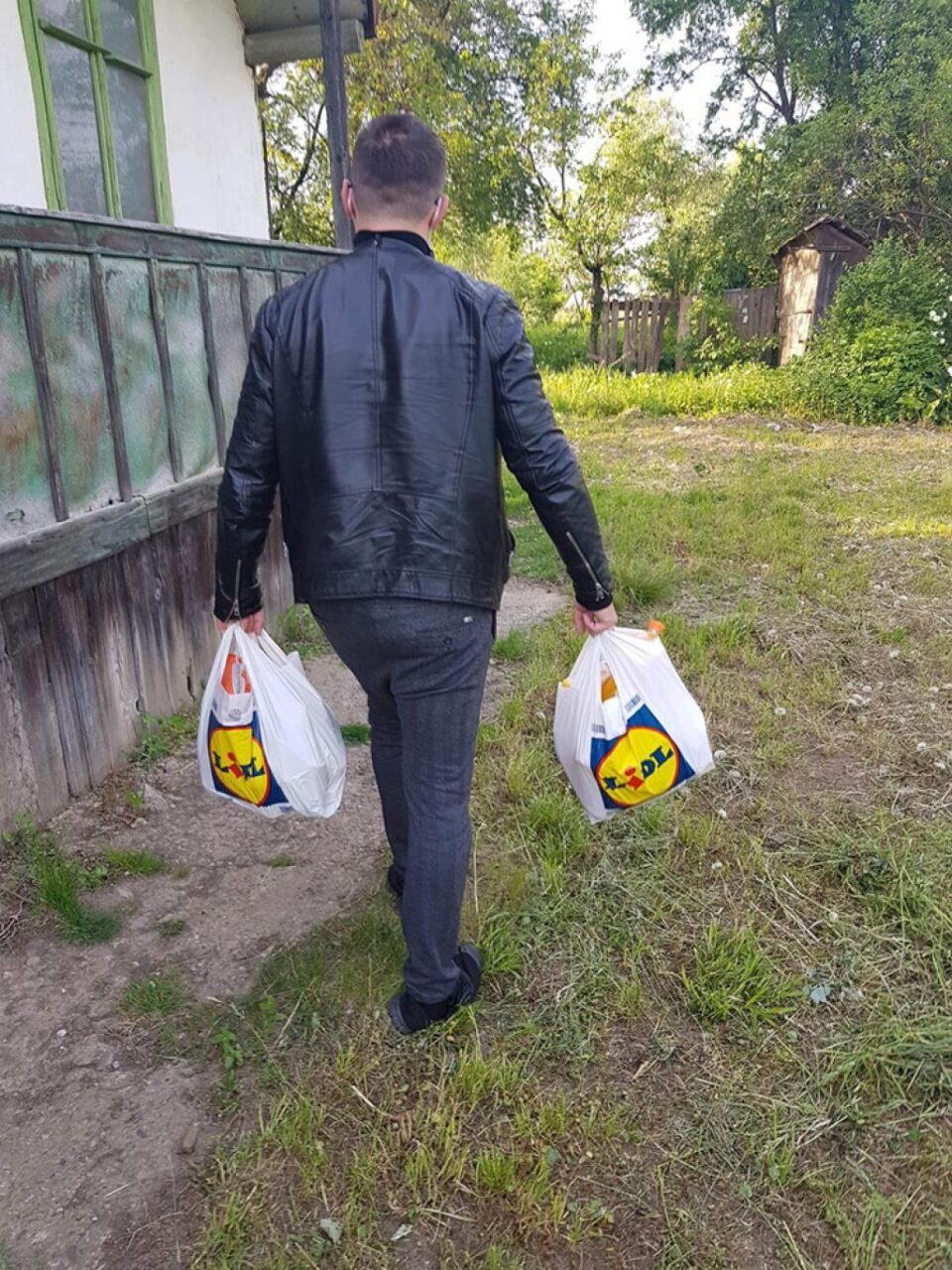 Bărbatul din Mihoveni a primit alimente