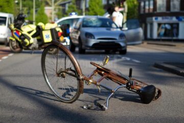 Doi minori pe biciclete, victimele unor accidente rutiere petrecute luni seara