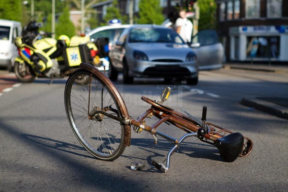 Doi minori pe biciclete, victimele unor accidente rutiere petrecute luni seara Doi minori pe biciclete, victimele unor accidente rutiere petrecute luni seara