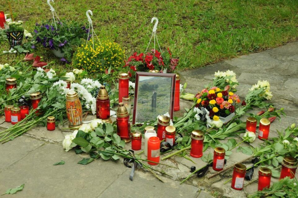Credinciosii au depus flori si lumanari in asteptarea sicriului cu IPS Pimen