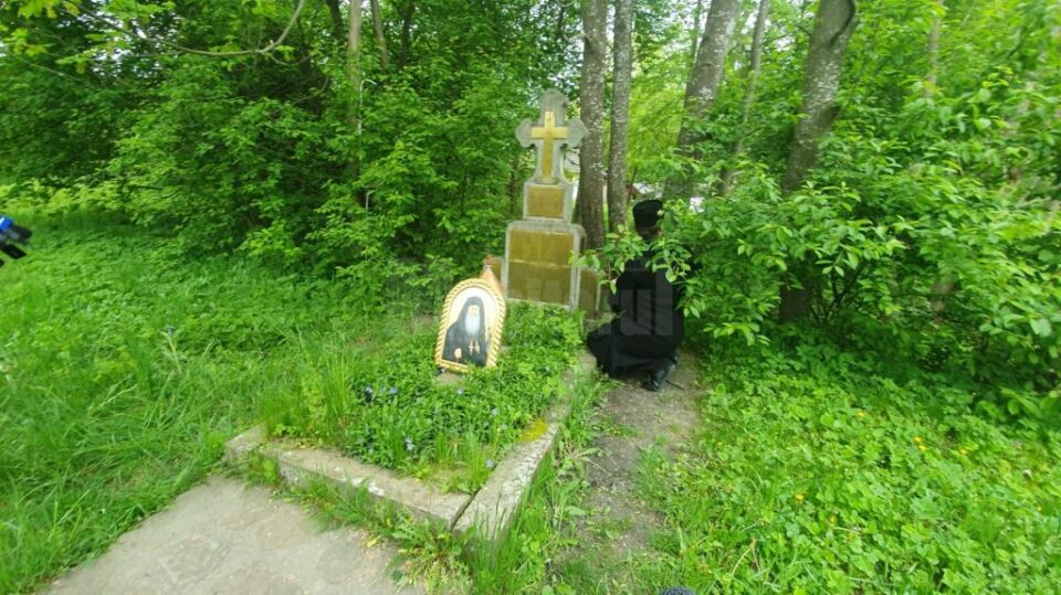Călugării de la Schitul Sihăstria Putnei pregătesc locul în care va fi înmormântat Înaltpreasfinția Sa Pimen Călugării de la Schitul Sihăstria Putnei pregătesc locul în care va fi înmormântat Înaltpreasfinția Sa Pimen