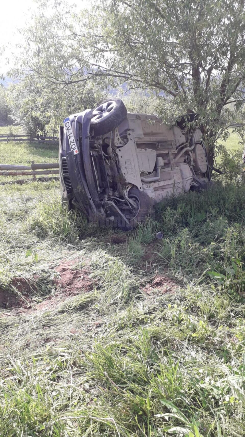 BMW răsturnat pe câmp, din cauza vitezei excesive. La volan era un tânăr beat