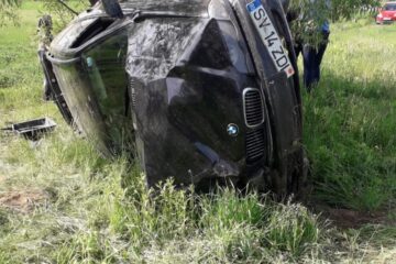 BMW răsturnat pe câmp, din cauza vitezei excesive. La volan era un tânăr beat