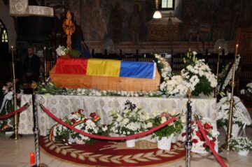 Sicriul Părintelui Pimen, îmbrăcat în florile primite de la cei care l-au iubit