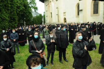 Credincioșii au păstrat în timpul slujbei distanța socială