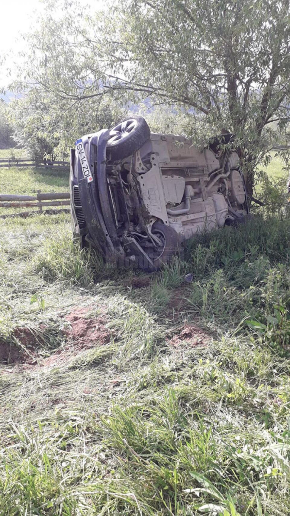 BMW răsturnat pe câmp, din cauza vitezei excesive. La volan era un tânăr beat