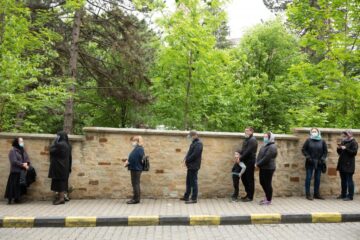 Credincioșii s-au așezat la coadă pentru a ajunge la sicriul Părintelui Arhiepiscop Pimen. Foto Ema Motrescu