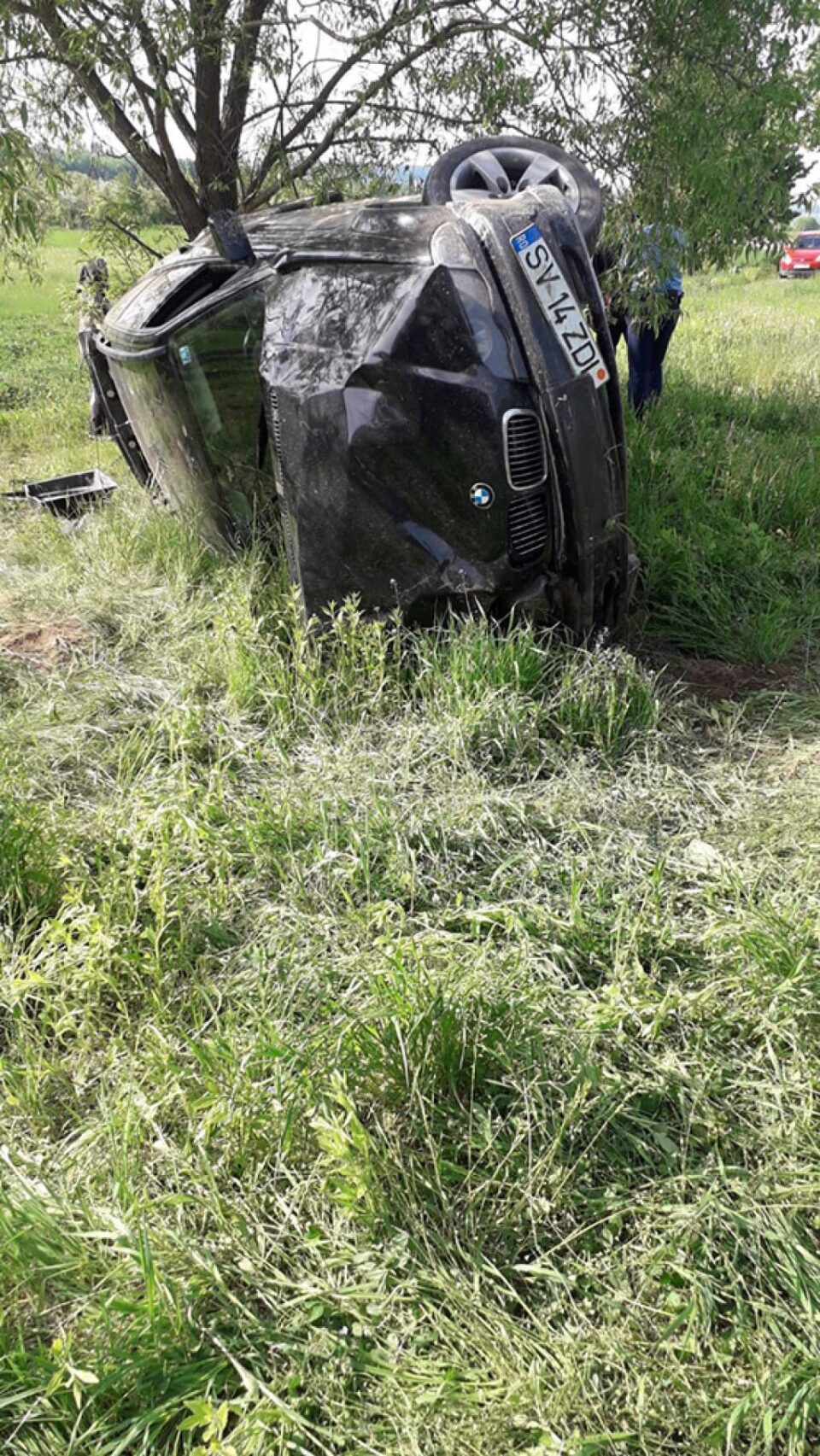 BMW răsturnat pe câmp, din cauza vitezei excesive. La volan era un tânăr beat