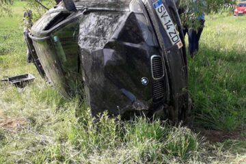 BMW răsturnat pe câmp, din cauza vitezei excesive. La volan era un tânăr beat
