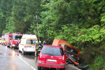 Șofer rănit după ce mașina i-a fost lovită de un autoturism care a intrat pe contrasens