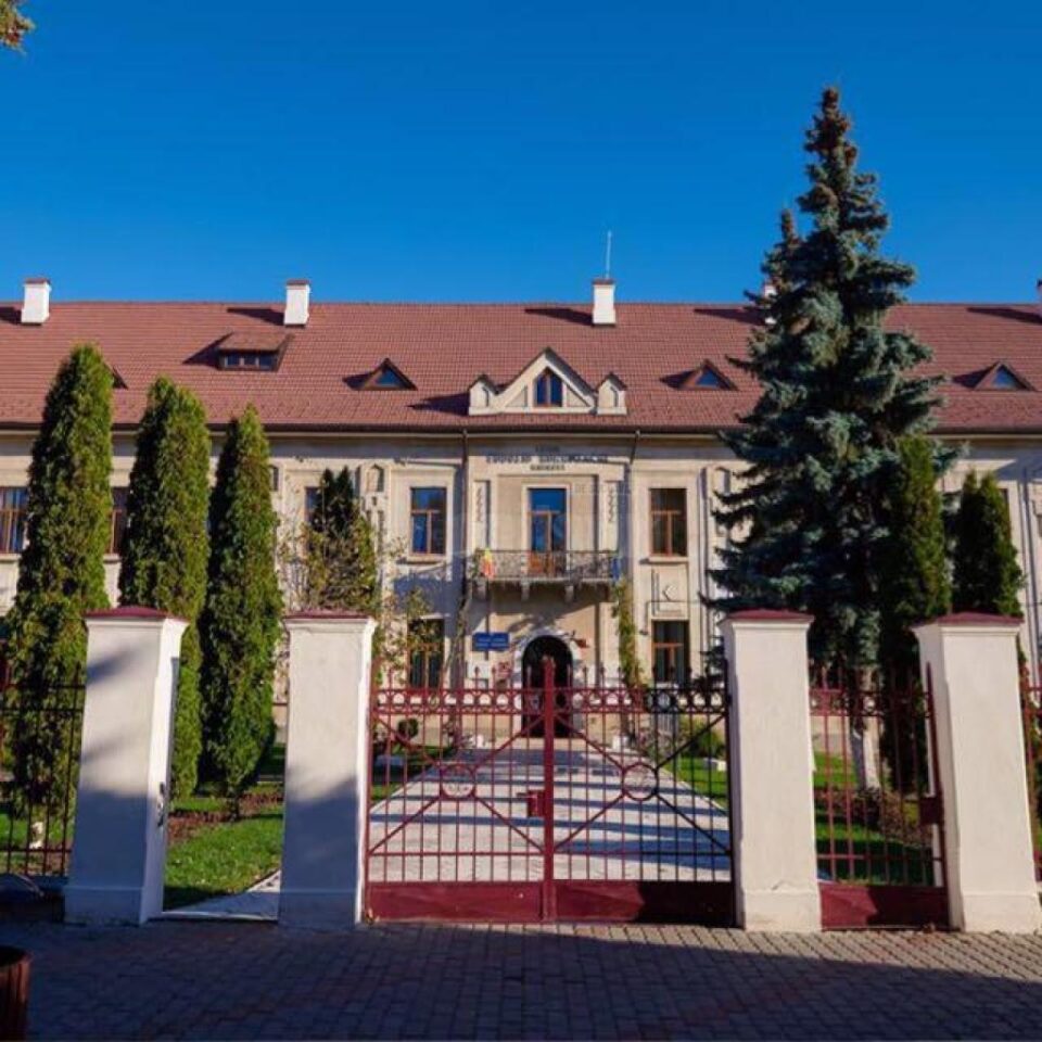Clasa a V-a, din toamna anului școlar 2020-2021, la Colegiul „Eudoxiu Hurmuzachi” Rădăuți