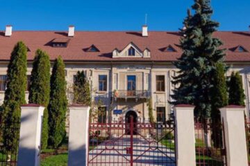 Clasa a V-a, din toamna anului școlar 2020-2021, la Colegiul „Eudoxiu Hurmuzachi” Rădăuți