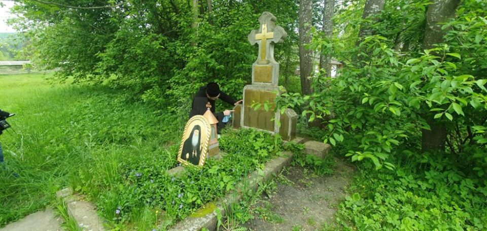 Călugării pregătesc locul în care va fi înmormântat Înaltpreasfinția Sa Pimen