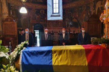 Conducerea Primăriei Suceava a depus joi un ultim omagiu celui care a fost IPS Pimen, Arhiepiscopul Sucevei și Rădăuților