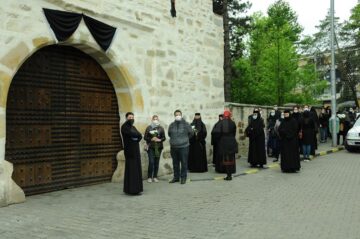 Sicriul cu trupul Părintelui Arhiepiscop Pimen a ajuns aseară la Suceava și a poposit în Catedrala Arhiepiscopală