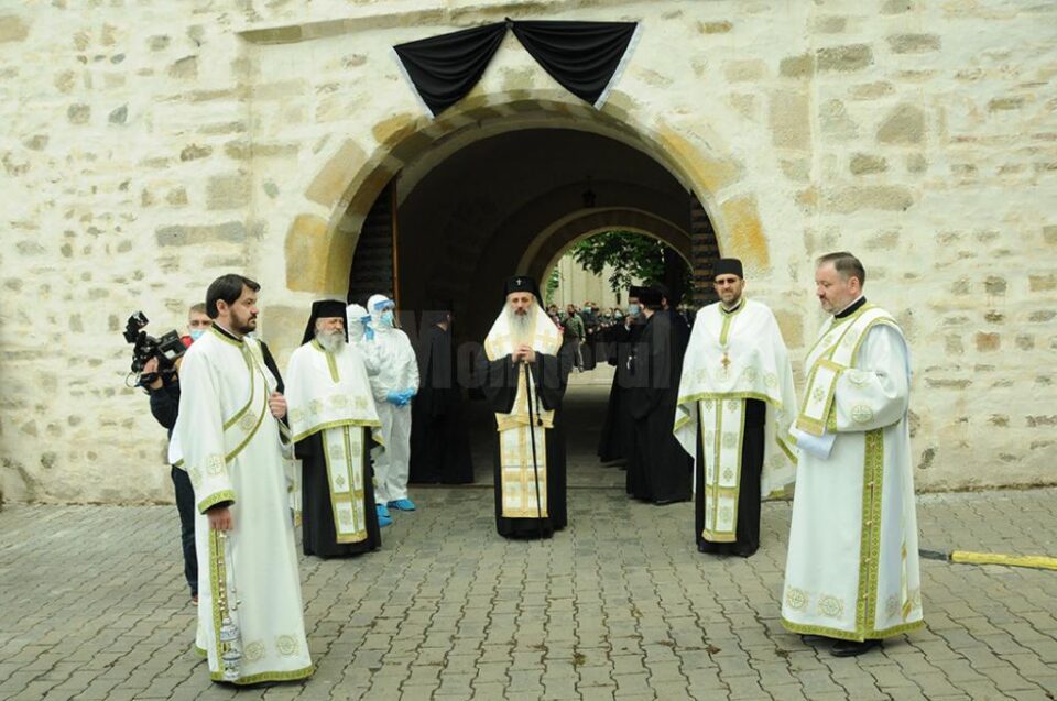 Un sobor de preoți l-a așteptat la intrarea în mănăstire
