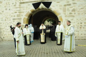 Un sobor de preoți l-a așteptat la intrarea în mănăstire
