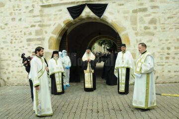 Un sobor de preoți l-a așteptat la intrarea în mănăstire