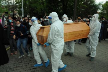 Sicriul cu trupul părintelui Pimen a fost adus cu un transport special, într-o procesiune sosită în jurul orei 19.00, de la București