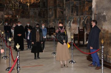 Așteptare în rând a credincioșilor în interiorul Catedralei Arhiepiscopale