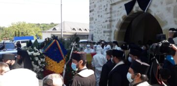 Trupul neînsuflețit al Arhipăstorului Bucovinei pleacă la Mănăstirea Sihăstria Putnei, la mormântul pe care Înaltpreasfinția Sa și l-a pregătit dinainte.