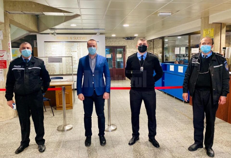 Polițiștii locali suceveni, felicitați pentru implicarea lor în gestionarea problemelor cauzate de pandemia de coronavirus Polițiștii locali suceveni, felicitați pentru implicarea lor în gestionarea problemelor cauzate de pandemia de coronavirus