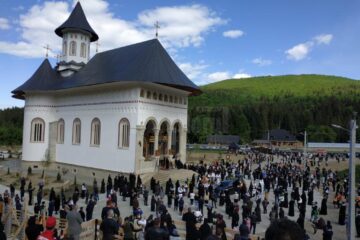 Mii de oameni l-au petrecut pe ÎPS Pimen pe ultimul drum