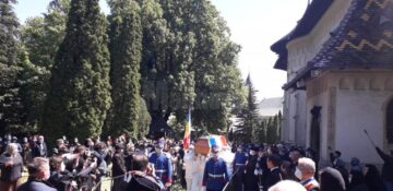 Slujba înmormântării Părintelui Arhiepiscop Pimen este oficiată acum, la Catedrala Arhiepiscopală din Suceava