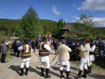 Mii de oameni l-au petrecut pe ÎPS Pimen pe ultimul drum