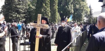 Slujba înmormântării Părintelui Arhiepiscop Pimen este oficiată acum, la Catedrala Arhiepiscopală din Suceava