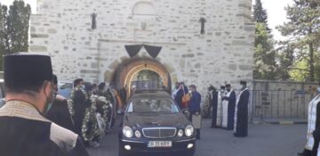 Slujba înmormântării Părintelui Arhiepiscop Pimen este oficiată acum, la Catedrala Arhiepiscopală din Suceava