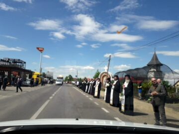 Trupul neînsuflețit al Arhipăstorului Bucovinei pleacă la Mănăstirea Sihăstria Putnei, la mormântul pe care Înaltpreasfinția Sa și l-a pregătit dinainte.