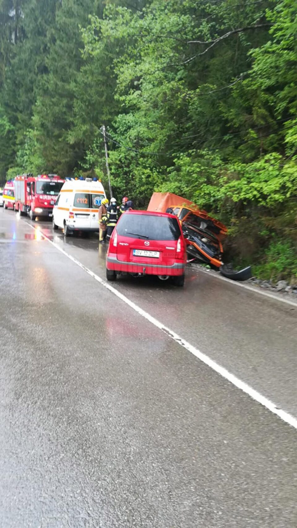 Accidentul s-a petrecut miercuri, la primele ore ale dimineții, pe drumul național 17B, în comuna Crucea