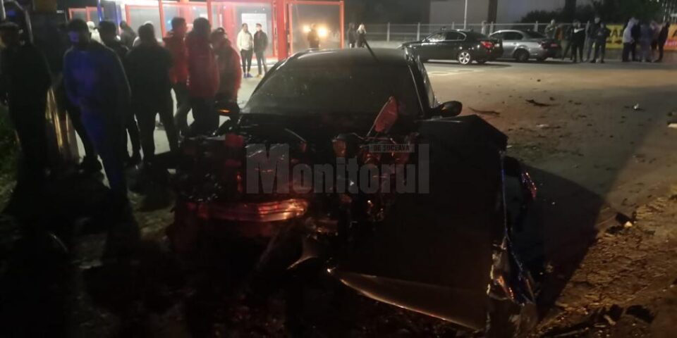 Patru răniți, din care doi grav, după ce un tânăr de 18 ani a intrat cu un BMW pe contrasens