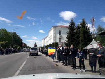 Trupul neînsuflețit al Arhipăstorului Bucovinei pleacă la Mănăstirea Sihăstria Putnei, la mormântul pe care Înaltpreasfinția Sa și l-a pregătit dinainte.