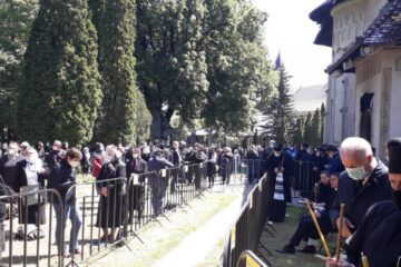 Slujba înmormântării Părintelui Arhiepiscop Pimen este oficiată acum, la Catedrala Arhiepiscopală din Suceava