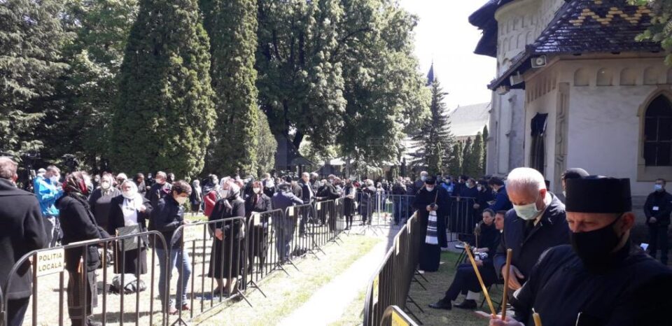 Slujba înmormântării Părintelui Arhiepiscop Pimen este oficiată acum, la Catedrala Arhiepiscopală din Suceava