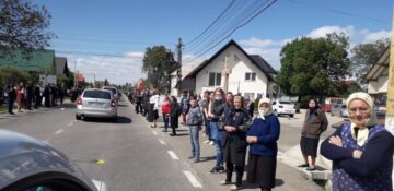 Mii de oameni l-au petrecut pe ÎPS Pimen pe ultimul drum