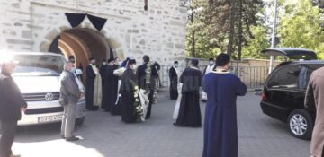 Slujba înmormântării Părintelui Arhiepiscop Pimen este oficiată acum, la Catedrala Arhiepiscopală din Suceava