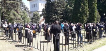 Slujba înmormântării Părintelui Arhiepiscop Pimen este oficiată acum, la Catedrala Arhiepiscopală din Suceava